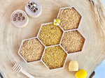 Bandeja sensorial rellenable en forma de celda de abeja.