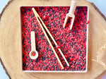kit arroz sensorial Ladybug con mariquitas, pinzas de madera, mini pala y cucharita