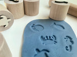 sellos madera animales marinos con plastilina y rodillo