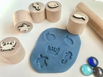 sellos madera animales marinos con plastilina y rodillo