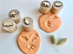 sellos madera animales de zoo general con plastilina y rodillo