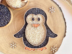 Bandeja sensorial rellenable forma de pingüino. Material para el juego sensorial.